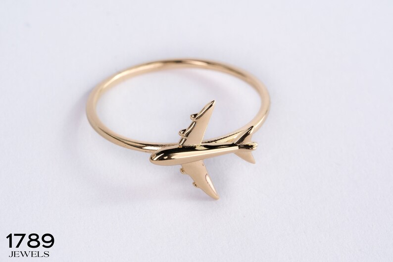 💍 Female Pilot Ring – 14K Solid Gold Airplane Jewelry Travel Ring for Women

Celebrate your passion for the skies with this elegant airplane-inspired ring, beautifully crafted from solid 10K, 14K, or 18K gold. A perfect piece for pilots, flight attendants, travelers, and aviation enthusiasts, this ring symbolizes freedom, ambition, and adventure.