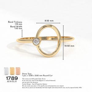 Puede incluir: Un anillo de oro con un dise&ntilde;o ovalado y una piedra de circonita c&uacute;bica de talla redonda. El grosor y el ancho de la banda del anillo son de 1,10 mm. El &oacute;valo mide 8,50 mm de ancho y 10,50 mm de alto. El anillo est&aacute; marcado "14K". El tama&ntilde;o de la piedra es de 2,00 x 2,00 mm.