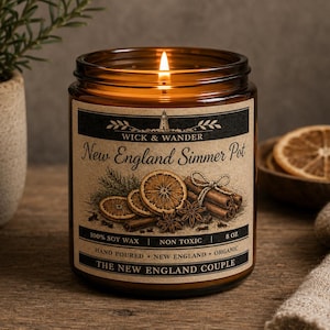 以下が含まれることがあります： 「New England Simmer Pot」と書かれたラベルが付いた、茶色のガラス瓶に入った点灯したキャンドル。 ラベルには、オレンジスライス、シナモンスティック、松葉のイラストが描かれています。 キャンドルは227gで、100％大豆ワックスで作られています。