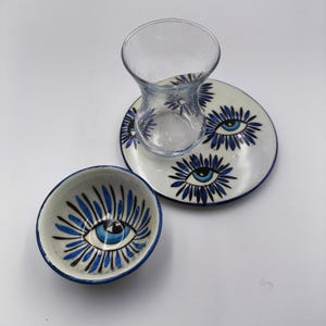 Ręcznie malowany turecki zestaw do herbaty „Złe oko” – szklanki do herbaty Nazar Design z ceramicznymi spodkami i miseczkami