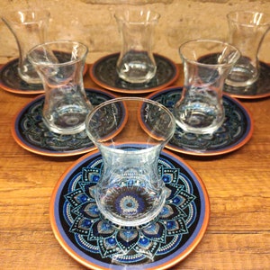 Exquisite handgefertigte traditionelle Muster überzogene Kupferteeglasplatte: Ein traditioneller türkischer Schatz.