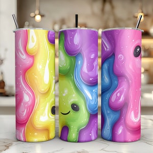 Könnte beinhalten: Drei isolierte Becher mit Deckeln und Strohhalmen, jeder mit einem farbenfrohen, tropfenden Schleimdesign. Die Designs zeigen cartoonartigen Schleim in Rosa, Gelb, Grün, Blau und Lila. Die Becher sind zylindrisch und scheinen aus Edelstahl zu sein.
