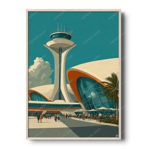 Op de afbeelding: Een ingelijste prent van een moderne luchthaventerminal en verkeerstoren uit het midden van de eeuw. Het kunstwerk toont een blauwgroene lucht, witte wolken en gebouwen met oranje en blauwe accenten. Mensen lopen voor de gebouwen.