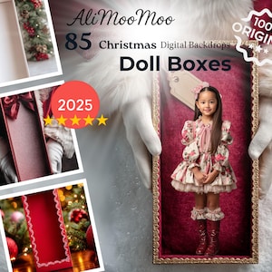 Könnte beinhalten: Digitaler Hintergrund mit einem jungen Mädchen in einem Blumenkleid in einer Puppenbox. Der Text "Ali Moo Moo", "85 Christmas Digital Backdrops" und "Doll Boxes" ist enthalten.