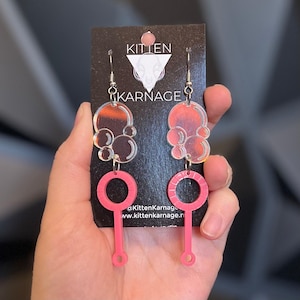 Boucles d&#39;oreilles fantaisie rose Bubble Wand en acrylique