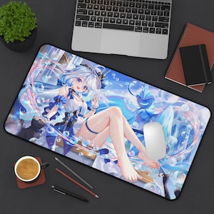 Könnte beinhalten: Rechteckiges Mauspad mit einer farbenfrohen Anime-Illustration eines weiblichen Charakters mit blauen Haaren und einem blau-weißen Outfit. Das Design umfasst Blasen und ein Fantasy-Wasserthema. Ein Laptop, eine Kaffeetasse und ein Notizbuch sind ebenfalls sichtbar.