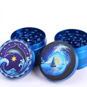 Grinding with Waves: The Four Piece Grinder Which Comes with Fast USA Shipping