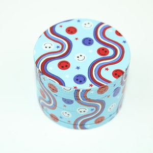 Silly Swirls Grind: The Four Piece Grinder Which Comes with Fast USA Shipping