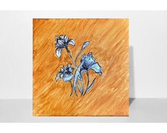 Può includere: Un dipinto di fiori blu su uno sfondo dorato. I fiori sono disegnati con inchiostro nero e hanno uno stile delicato e fantasioso.