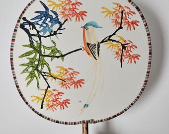 Abanico vintage de seda pintado: pájaros, árboles, mango de madera, decoración asiática para el hogar.