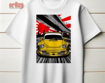 Könnte beinhalten: Ein weißes T-Shirt mit einem gelben Sportwagen-Motiv. Das Auto fährt unter einer Brücke mit einer rot-weißen japanischen Flagge im Hintergrund.