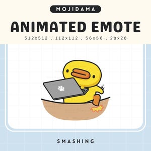 Puede incluir: Imagen de un pato amarillo con pico naranja, trabajando en un portátil con una huella de pata en la pantalla. El pato está en un bote marrón, con la palabra "SMASHING" en la parte inferior. El texto "MOJIDAMA" y "ANIMATED EMOTE" están en la parte superior.