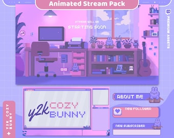 Może przedstawiać: Zestaw animowanych elementów do streamowania w stylu pixel art, w kolorystyce fioletowo-różowej. Zestaw zawiera scenę z biurkiem, komputerem, regałem na książki i gitarą. Na ekranie wyświetlany jest tekst "STREAM WILL BE STARTING SOON". Zestaw zawiera również powiadomienia "NEW FOLLOWER" i "NEW SUBSCRIBER". Na ekranie wyświetlany jest tekst "Y2K COZY BUNNY".
