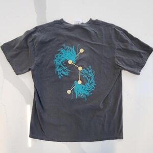 Imbbitor Heng - honkai star rail door fans gemaakt T-shirt in houtskool.  Dan heng imbibitor waterdraken