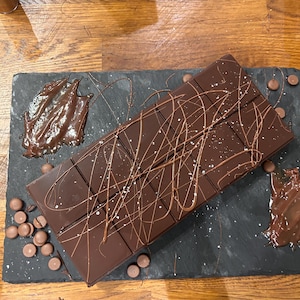 550 g XL Superdikke gezouten ganache gevuld met Belgische chocolade PURE CHOCOLADE reep