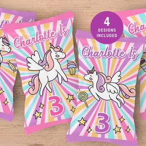 Puede incluir: Cuatro bolsas de regalo de fiesta rosas y moradas con un fondo rayado de arcoíris. Cada bolsa presenta un unicornio con una crin y una cola de arcoíris, un cupcake, una piruleta y el texto "Charlotte Is 3".