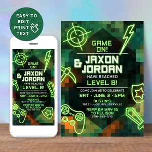 Può includere: Un invito pixelato verde e nero con testo verde neon. Il testo recita "Game On! & Jaxon & Jordan Have Reached Level 8! Come Join Us To Celebrate Sat. June 3 - 4PM Austin's 16231 IH-35, Pflugerville RSVP By May 15 To Allison 206-555-1212". L'invito presenta icone di bersaglio, fulmine, piccone, spada e controller di gioco.