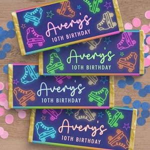 Puede incluir: Cuatro envoltorios de barra de chocolate coloridos con un diseño de patines de neón. Los envoltorios están decorados con estrellas y el texto "Avery's 10th Birthday".