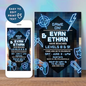 Op de afbeelding: Een blauwe en zwarte pixelachtige uitnodiging met neonblauwe accenten. De uitnodiging luidt "Game On! & Evan Ethan Have Reached Levels 8 & 9!" en bevat details voor een feest op 3 juni om 16:00 uur.