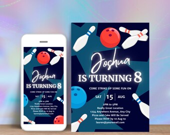 Puede incluir: Una invitación de fiesta de cumpleaños de bolos azul y negro para el octavo cumpleaños de Joshua. La invitación presenta una bola de bolos y bolos, y el texto "Joshua cumple 8 años". La invitación incluye la fecha, la hora y el lugar de la fiesta, así como una solicitud de RSVP antes del 10 de agosto.