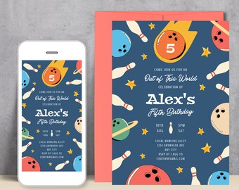 Puede incluir: Una invitación de cumpleaños de 5 años de temática de bolos, en azul y naranja. La invitación presenta una bola de bolos con el número 5, un pin de bolos y estrellas. El texto de la invitación dice "Únete a nosotros para una celebración fuera de este mundo del quinto cumpleaños de Alex". La invitación también incluye la fecha, la hora y el lugar de la fiesta.