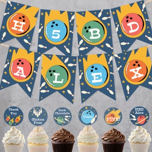 Puede incluir: Una pancarta azul y amarilla con temática de bolos con el nombre "Alex" escrito en bolas de bolos. La pancarta está decorada con estrellas y bolos. También hay adornos para cupcakes con diseños de bolas de bolos y texto como "Gluten Free", "Vegan" y "Five!"