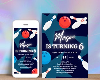 Puede incluir: Una invitación de cumpleaños de bolos azul y blanco para un niño que cumple seis años. La invitación presenta una bola de bolos, bolos y el texto "Mason cumple 6 años". La invitación también incluye la fecha y la hora de la fiesta, así como la ubicación y la información de RSVP.