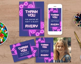 Può includere: Quattro biglietti di ringraziamento con un design rosa neon e blu. I biglietti presentano una bobina di pellicola e il testo "Grazie per aver reso la mia festa un successo! Avery".