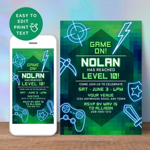 Può includere: Invito di compleanno pixelato verde e blu con testo verde neon che dice "Game On! Nolan Has Reached Level 10!"  Unisciti a noi per festeggiare Sab. 3 giugno - 16:00. La tua sede 1234 Anywhere Road, Any Town. RSVP entro il 15 maggio a Allison 206-555-1212.