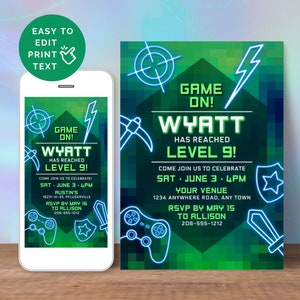 Peut inclure: Invitation d'anniversaire pixelisée verte et bleue avec du texte vert néon qui dit "Game On! Wyatt a atteint le niveau 9!"  Venez nous rejoindre pour célébrer Sam. 3 juin - 16h. Votre lieu 1234 Anywhere Road, Any Town. RSVP avant le 15 mai à Allison 206-555-1212.