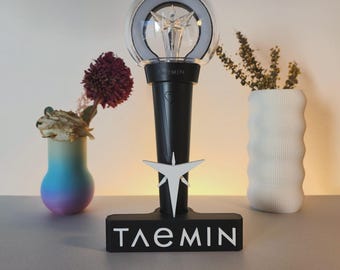 TAEMIN Leuchtstab-Halter | Kundenspezifischer 3D gedruckter Ausstellungsstand | K-Pop Fan Geschenk