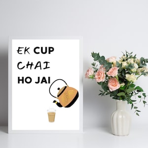 Może przedstawiać: Biały wydruk w ramie z czarnym tekstem, który brzmi "EK CUP CHAI HO JAI" i czarno-pomarańczową ilustracją czajnika wlewającego herbatę do szklanki.