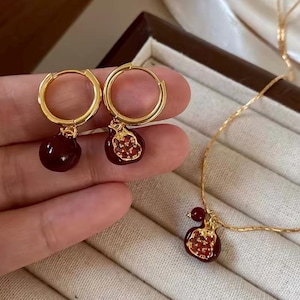 Set met rode granaatappelketting en oorbellen | Gouden fruitbedelsieraden | Symbolische granaatappelhanger | Lief minimaal cadeau voor haar