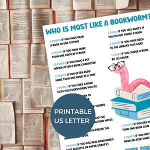 K&ouml;nnte beinhalten: Ein druckbares US-Letter-Spielblatt mit dem Titel &bdquo;Wer ist am meisten wie ein B&uuml;cherwurm?&ldquo; zeigt einen rosa Wurm mit Brille auf einem Stapel B&uuml;cher. Das Blatt befindet sich auf einem Hintergrund aus offenen B&uuml;chern.
