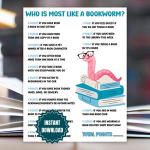 Puede incluir: Una tarjeta de juego imprimible en verde azulado y blanco titulada "¿Quién se parece más a un ratón de biblioteca?" presenta un gusano de dibujos animados con gafas encima de una pila de libros. La tarjeta enumera los puntos.