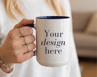 Navy Akzent Becher Mockup 15 Unzen Modell Hand Keramik Kaffeetasse mit farbigem Innenseite Mock-up Glänzende Oberfläche JPG