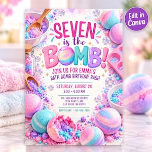 Może przedstawiać: Zaproszenie na przyjęcie urodzinowe z tekstem SEVEN is the BOMB! JOIN US FOR EMMA'S BATH BOMB BIRTHDAY BASH. Projekt zawiera kolorowe kule do kąpieli, sypką sól do kąpieli w miseczkach oraz szklany słoik w odcieniach różu, błękitu i fioletu.