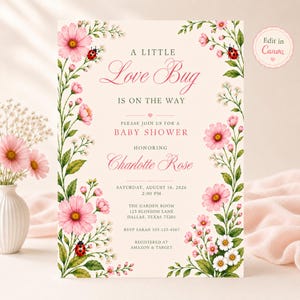 Puede incluir: Invitación a baby shower con diseño floral. La invitación presenta flores rosas, hojas verdes y mariquitas. El texto incluye "A Little Love Bug Is On The Way" y detalles para el baby shower de Charlotte Rose.