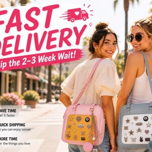 Puede incluir: Dos mujeres sonriendo, cada una con un bolso cuadrado con adornos decorativos. Un bolso es rosa, el otro azul claro. La imagen tiene el texto "FAST DELIVERY" y "Skip the 2-3 Week Wait!"