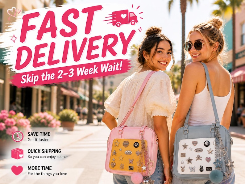 Puede incluir: Dos mujeres sonriendo, cada una con un bolso cuadrado con adornos decorativos. Un bolso es rosa, el otro azul claro. La imagen tiene el texto "FAST DELIVERY" y "Skip the 2-3 Week Wait!"