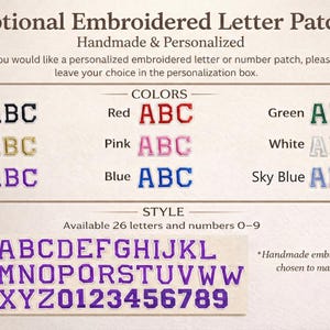 Puede incluir: Imagen que muestra opciones de parches de letras bordadas. Los colores incluyen negro, rojo, dorado, rosa, morado, azul, verde, blanco y azul cielo. La secci&oacute;n de estilo muestra el alfabeto y los n&uacute;meros 0-9 en morado.