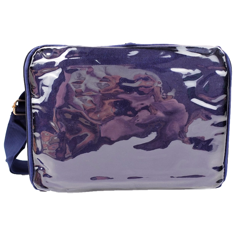 K&ouml;nnte beinhalten: Eine dunkelblaue Laptoptasche mit einer durchsichtigen Frontplatte aus Kunststoff. Die Tasche hat einen Schultergurt.