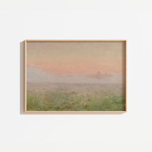 Op de afbeelding: Een ingelijst landschapsschilderij met een sereen, pastelkleurig palet. Het kunstwerk toont een veld met groene en rode bloemen onder een zachte roze en oranje lucht. Het schilderij is ingelijst in een lichtbruine houten lijst.