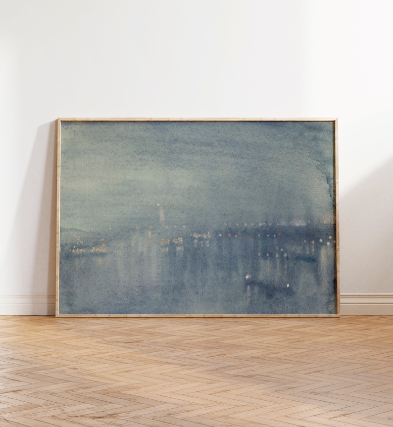 Puede incluir: Una pintura de acuarela de un horizonte de ciudad por la noche. La ciudad est&aacute; en la distancia, y el agua en primer plano es de un azul oscuro. El cielo es de un azul claro, y hay algunas nubes en el cielo.