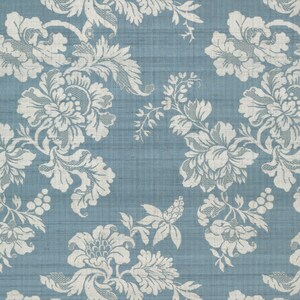 Puede incluir: Un patr&oacute;n floral blanco sin costuras sobre un fondo azul claro. El patr&oacute;n presenta detalles intrincados y una est&eacute;tica vintage.