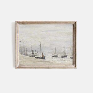 Puede incluir: Una pintura al agua enmarcada que representa un paisaje mar&iacute;timo con varios veleros anclados en aguas poco profundas. Los barcos son de un color marr&oacute;n apagado y el agua es de un azul claro. El cielo es de un gris p&aacute;lido con toques de nubes blancas.