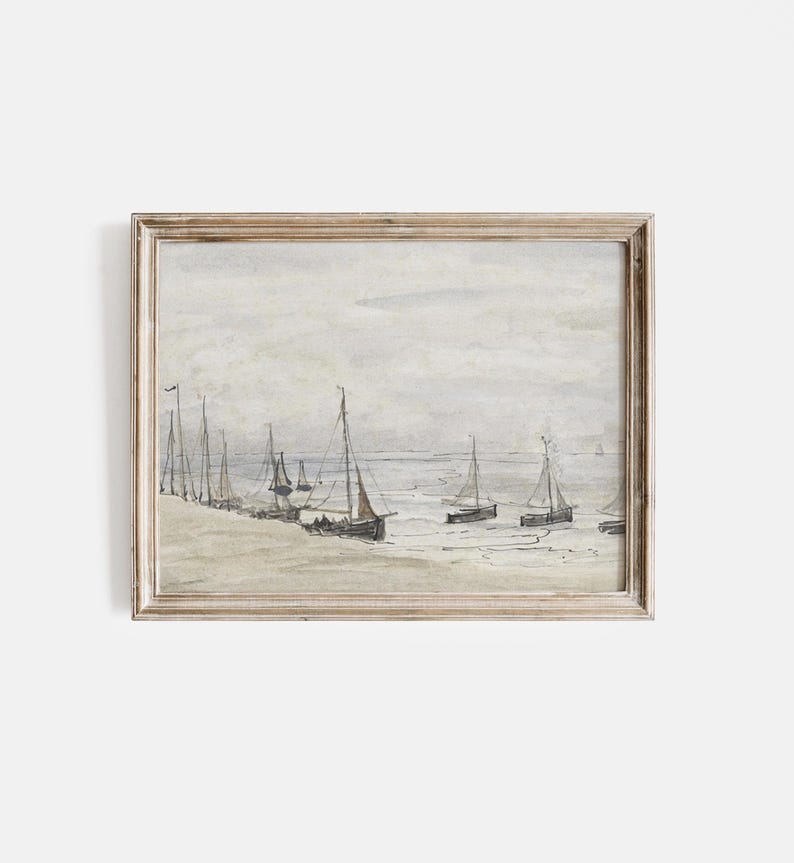 Puede incluir: Una pintura al agua enmarcada que representa un paisaje mar&iacute;timo con varios veleros anclados en aguas poco profundas. Los barcos son de un color marr&oacute;n apagado y el agua es de un azul claro. El cielo es de un gris p&aacute;lido con toques de nubes blancas.