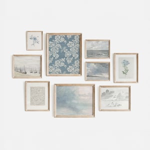 Puede incluir: Una pared de galer&iacute;a con nueve impresiones enmarcadas en varios tama&ntilde;os y estilos. Las impresiones presentan un patr&oacute;n floral, paisajes marinos y una ilustraci&oacute;n bot&aacute;nica. Los marcos son todos de madera y tienen un acabado marr&oacute;n claro.