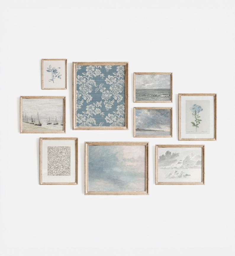 Puede incluir: Una pared de galer&iacute;a con nueve impresiones enmarcadas en varios tama&ntilde;os y estilos. Las impresiones presentan un patr&oacute;n floral, paisajes marinos y una ilustraci&oacute;n bot&aacute;nica. Los marcos son todos de madera y tienen un acabado marr&oacute;n claro.