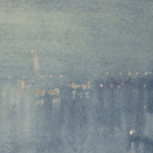 Puede incluir: Una pintura de acuarela de un horizonte de ciudad por la noche. Las luces de la ciudad est&aacute;n borrosas y aparecen como peque&ntilde;os puntos blancos contra un cielo azul oscuro.